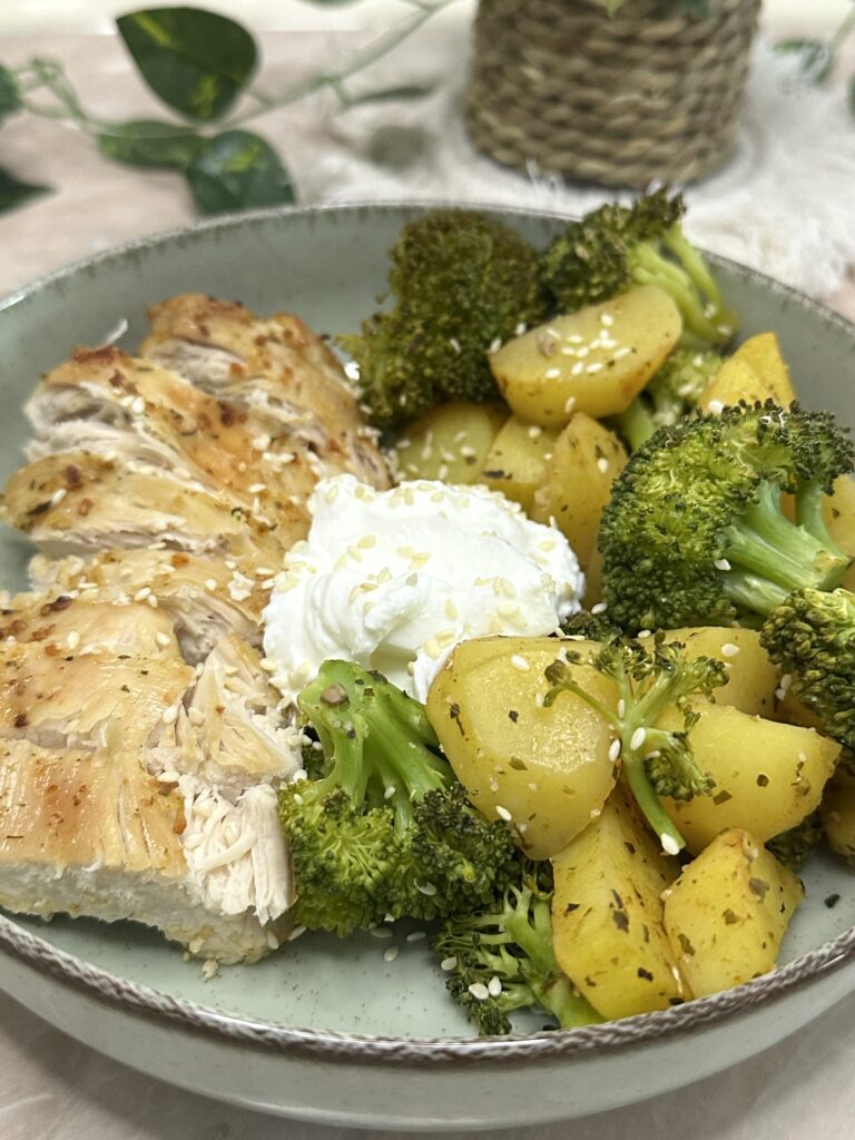 Mladi krompir sa brokolijem i piletinom