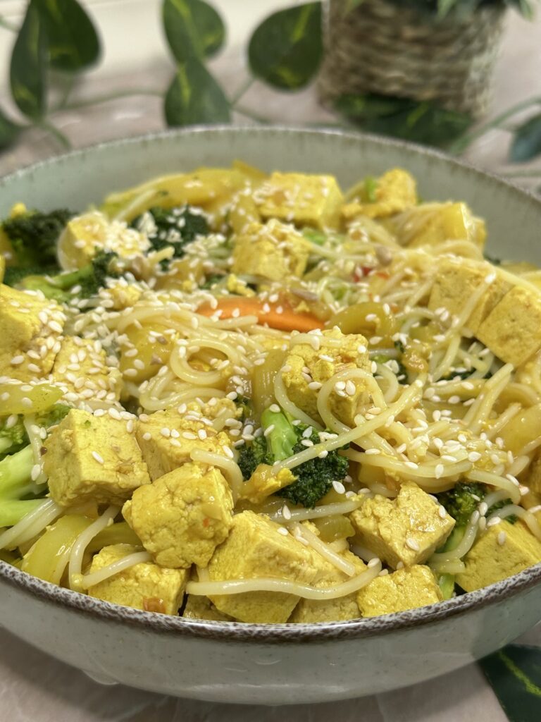 Tofu sa povrćem i pirinčanim nudlama