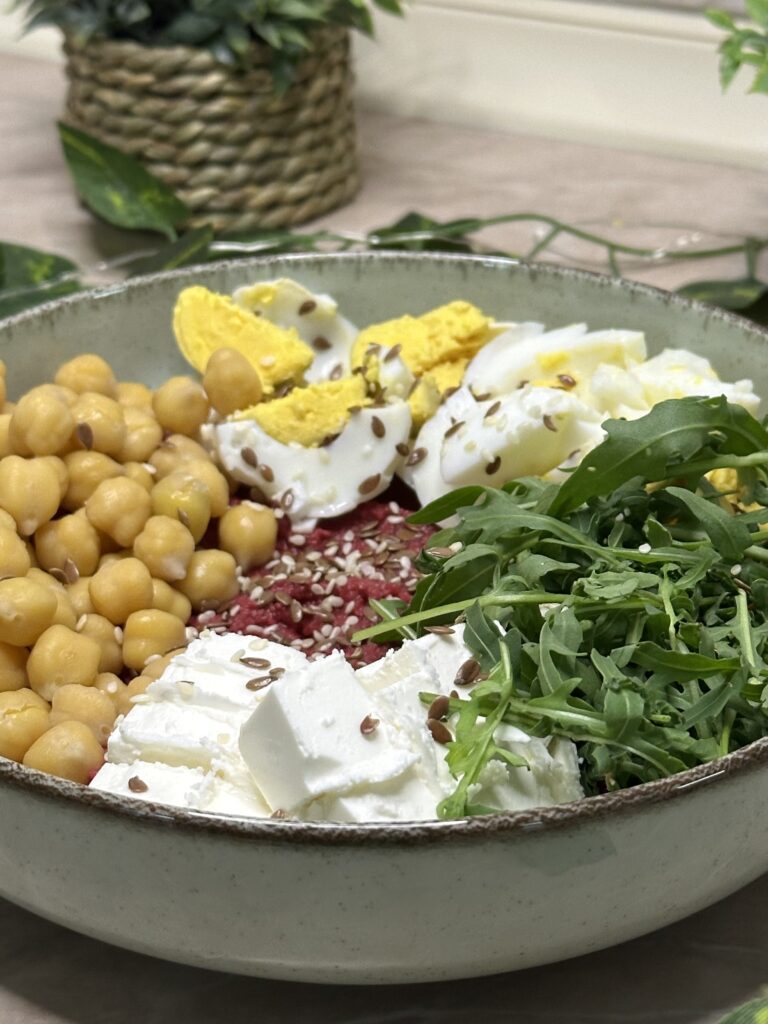 Bowl sa humusom, fetom i jajima