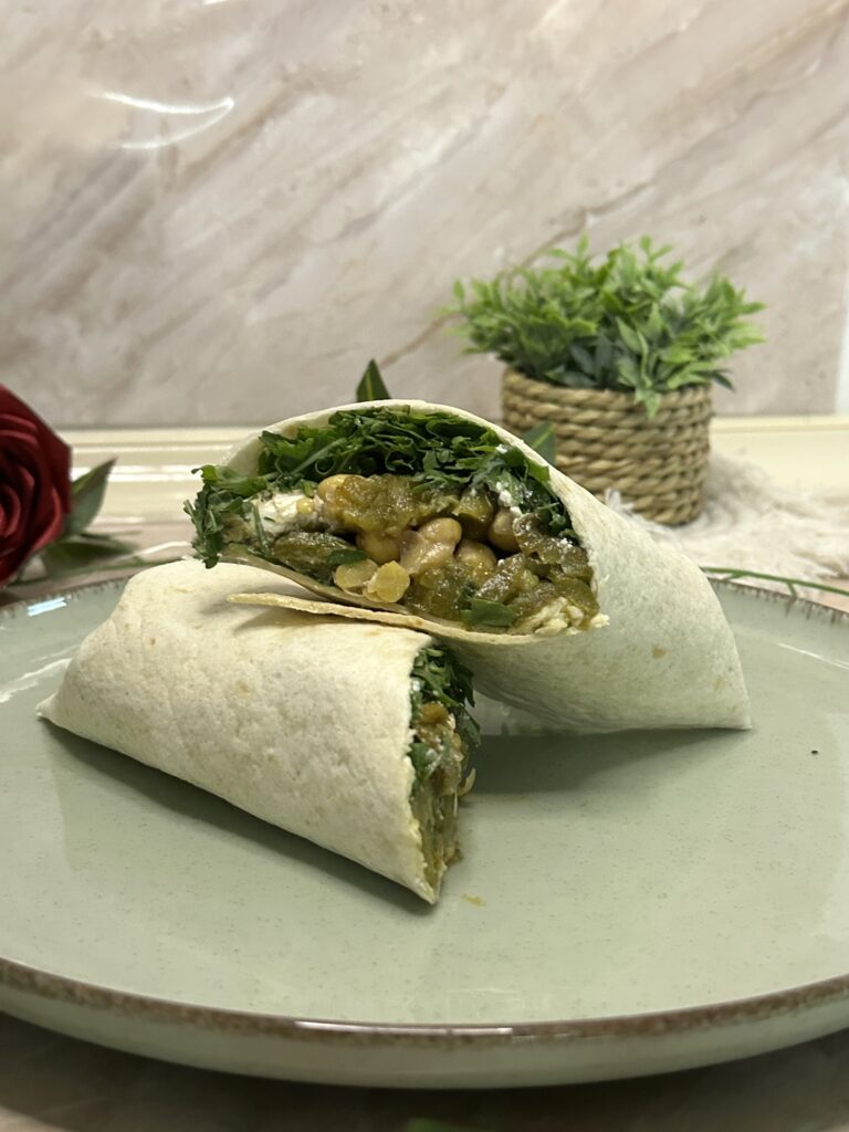 Letnji wrap sa fetom, rukolom i pečenom paprikom 