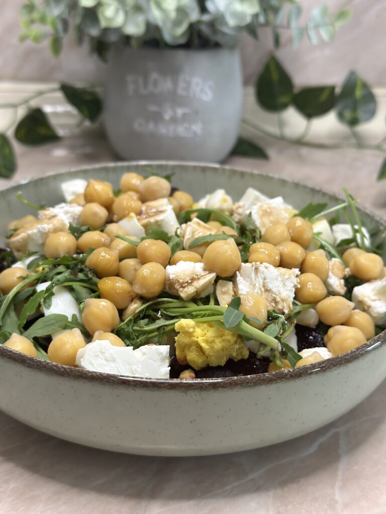 Salata sa cveklom, fetom i jajima