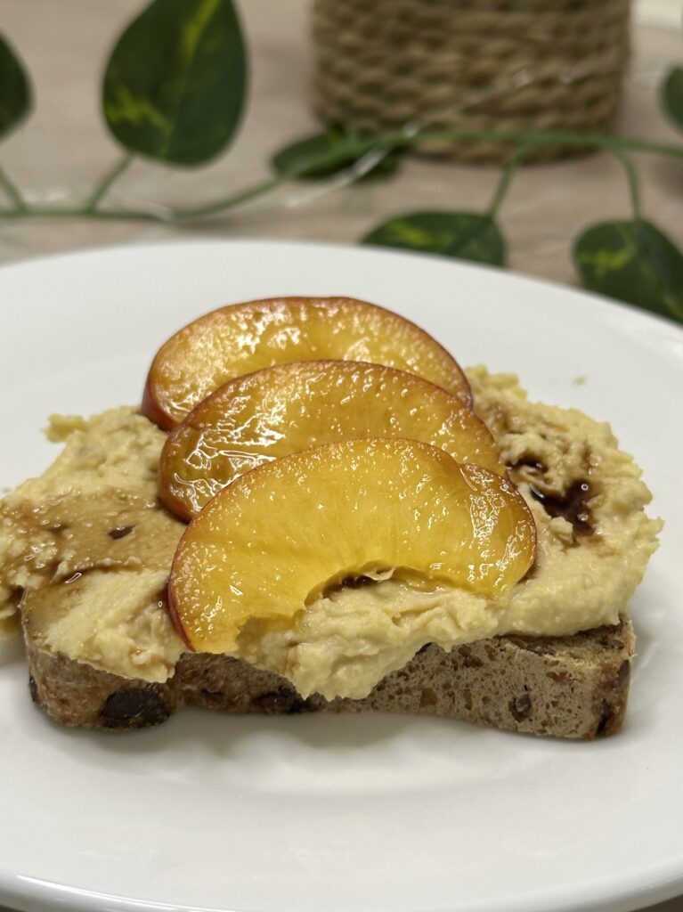 Tost sa humusom i breskvom