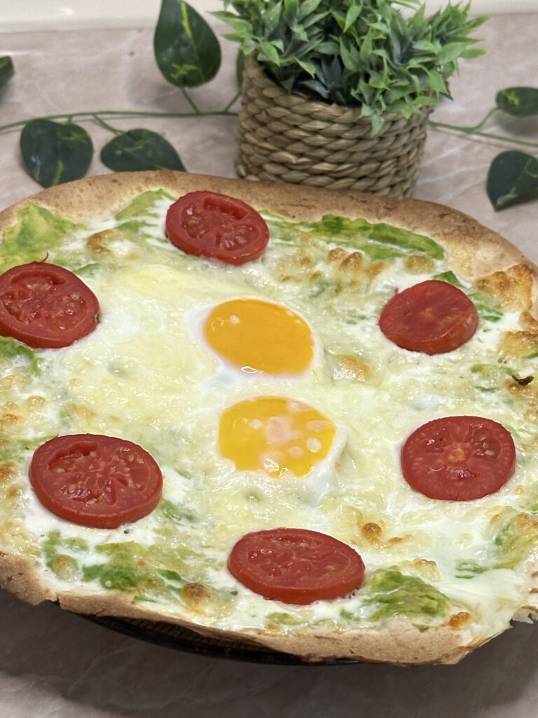 Avokado sa jajima na hrskavoj tortilji 