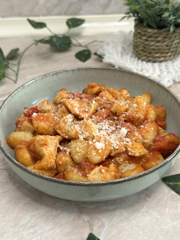 Njoke sa piletinom u paradajz sosu