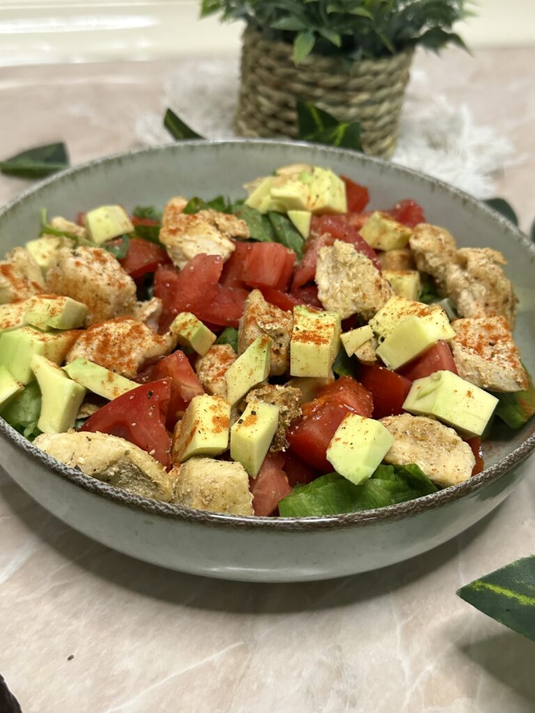 Brza salata sa piletinom i avokadom