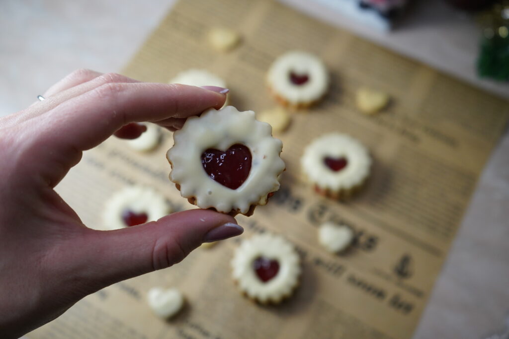Linzeri sa belom čokoladom i džemom od jagoda